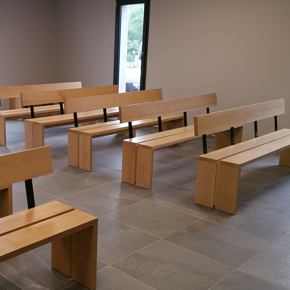 Qui veut acheter une chaire d'église ou une table d'écolier à Vannes ?